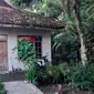 Tim Densus 88 Mabes Polri menggrebek dua lokasi terduga teroris di Kabupaten Bantul DI Yogyakarta. Sejumlah barang bukti diamankan tim Densus 88 dari rumah tempat tinggal dua terduga teroris tersebut.