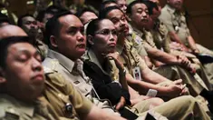 Pemberian tunjangan dan gaji fantastis kepada para Pegawai Negeri Sipil yang telah dikumandangkan oleh pemerintah DKI Jakarta banyak menuai reaksi dari sejumlah masyarakat.