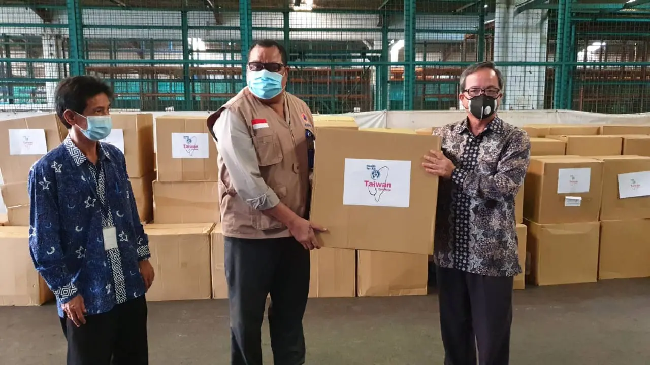 Kepala kantor perwakilan Taiwan di Indonesia  (TETO) John Chen mewakili pemerintah dan masyarakat Taiwan pada 14 Mei 2020, menyerahkan secara langsung 300.000 masker medis ke Indonesia. (Dok TETO)