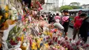 Orang-orang berbelanja di pasar bunga sepanjang jalan ramai di Manila, Filipina, Senin (13/2/2023). Harga bunga naik karena tingginya permintaan sehari sebelum Hari Valentine. (AP Photo/Aaron Favila)