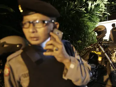 Personel kepolisian berjaga di depan gerbang masuk Four Seasons Resort Ubud, Bali, Minggu (25/6). Kedatangan mantan presiden Amerika Serikat Barack Obama membuat polisi bersiaga selama 24 jam di sekitar hotel tersebut. (Liputan6.com/Immanuel Antonius)