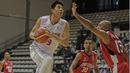 Pemain Indonesia, Avan Seputra (9) berusaha melewati adangan pemain Timor Leste, Joao Soares pada laga perdana test event Basketball Asian Games 2018 di Hall A Senayan, Jakarta, Rabu (7/2/2018).  Indonesia menang 135-30. (Bola.com/Nicklas Hanoatubun)
