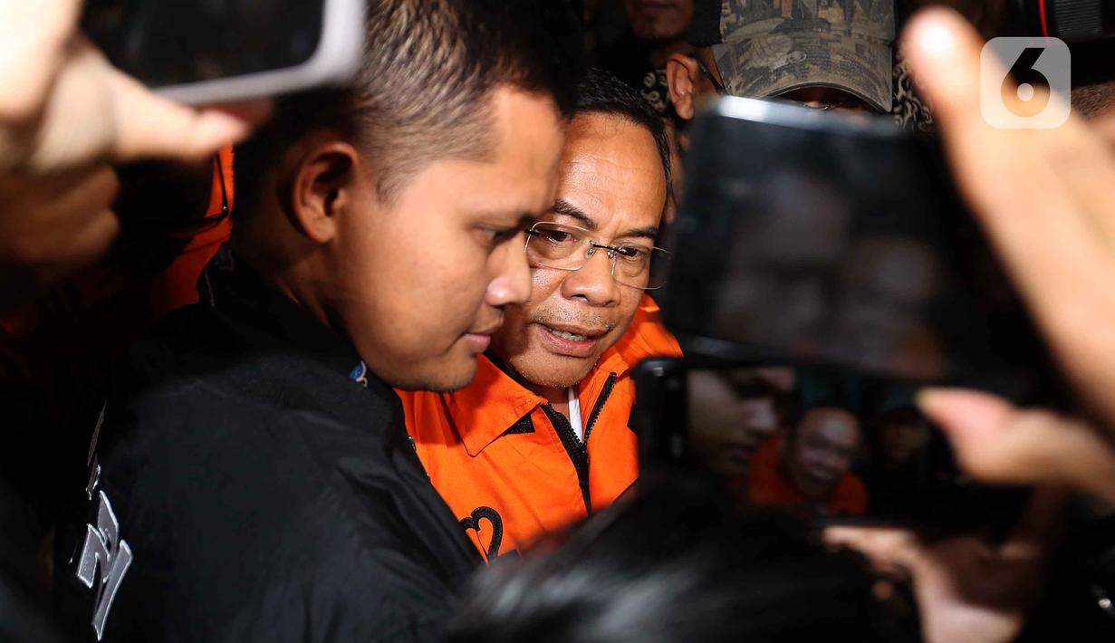 Bupati Pati, Sudewo dikawal petugas usai menjalani pemeriksaan intensif di Gedung Merah Putih Komisi Pemberantasan Korupsi (KPK), Jakarta, Selasa (20/1/2026). (Liputan6.com/Helmi Fithriansyah)