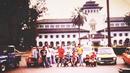 Anak mobil Bandung era 1990an yang parkir dan berfoto di depan Gedung Sate. (Source: Instagram/@groupotomotif1990)