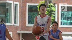 Pebasket putra bertanding pada final penyisihan Jr. NBA Global Championship Asia Pacific Selection Camp di Kampus UPH, Tangerang, Minggu (16/6/2019). Penyisihan yang digelar sejak 15-16 Juni akan memilih 10 anak laki-laki dan 10 anak perempuan mewakili Asia-Pasifik. (Liputan6.com/Fery Pradolo)