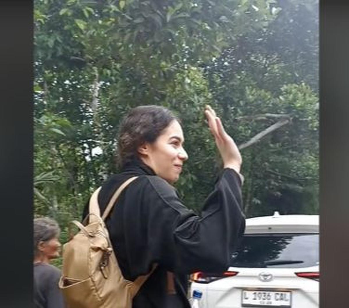 Momen TKW Indonesia diantar pulang oleh anak majikan sampai ke Tanah Air ini sontak mencuri perhatian masyarakat. Bukan hanya warga sekitar, namun juga masyarakat luas. Berbagai komentar pun membanjiri unggahan tersebut.<br>