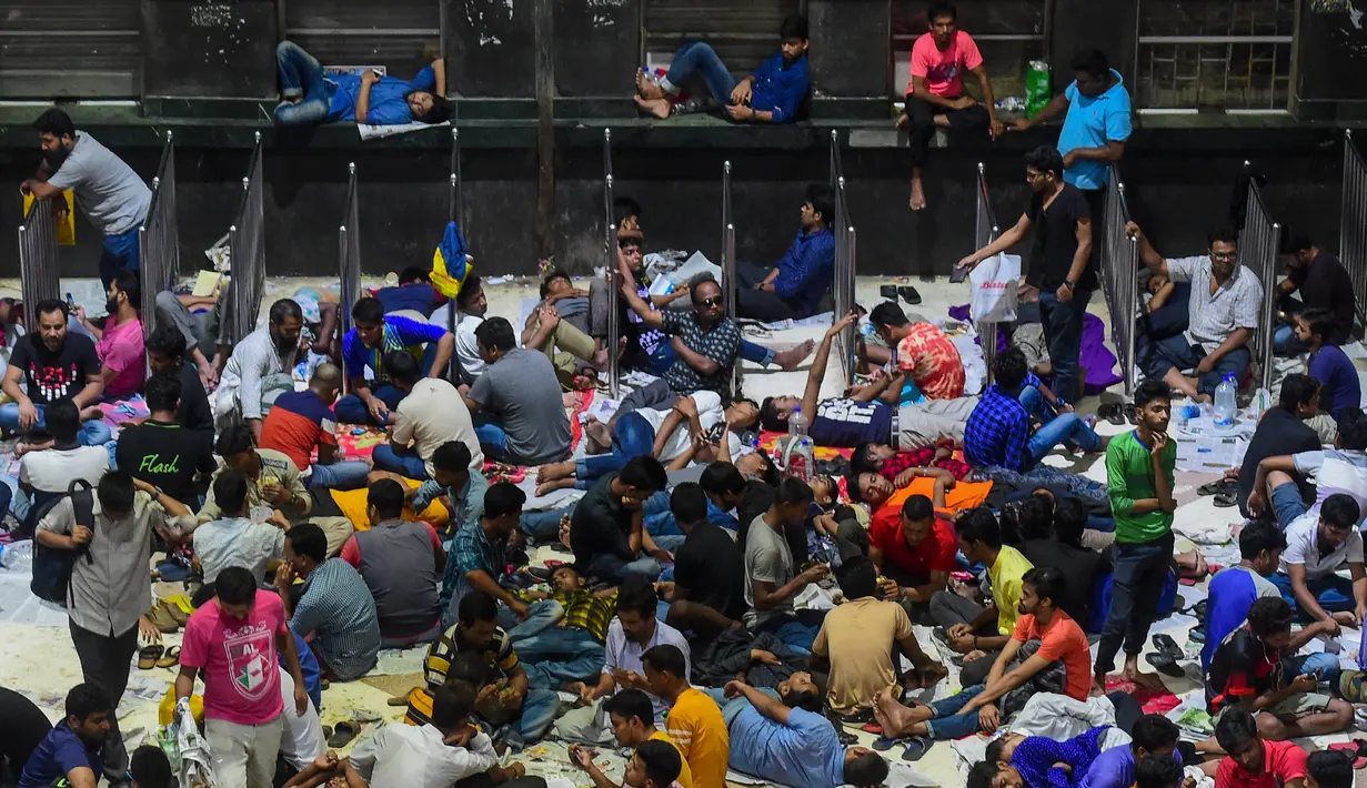 Orang-orang Bangladesh menunggu dalam antrean untuk mendapatkan tiket  mudik lebaran di Stasiun Kereta Kamalapur, Dhaka, Kamis (23/5/2019). Sama halnya dengan Indonesia, mudik menjelang Lebaran merupakan salah satu tradisi terbesar tahunan di Bangladesh. (MUNIR UZ ZAMAN/AFP)