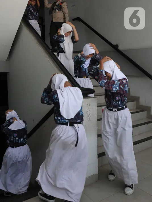 Pelajar keluar dari kelas saat simulasi bencana gempa bumi di Sekolah SMPN 198, Jakarta, Selasa (26/9/2023). (merdeka.com/Imam Buhori)