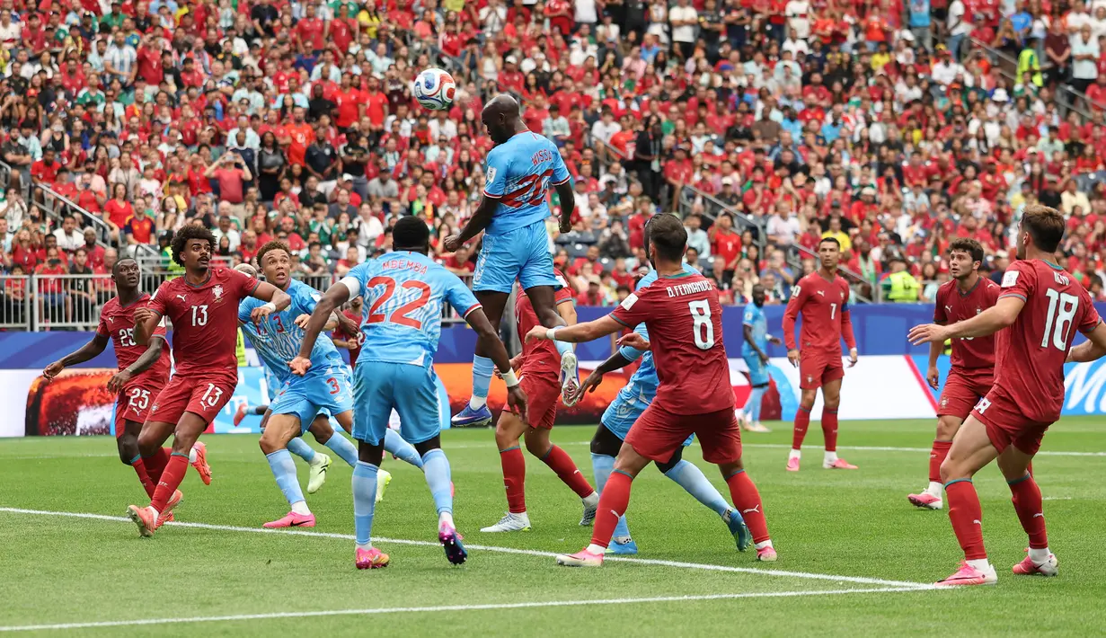 Portugal yang lebih dulu unggul pada menit keenam melalui Joao Neves malah kecolongan menjelang waktu turun minum. (AFP/Getty Images/Molly Darlington)