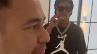 Raffi Ahmad membagikan momen kala Ronaldinho mencicipi pangsit goreng (https://www.instagram.com/p/CfQM99CrJtB/)