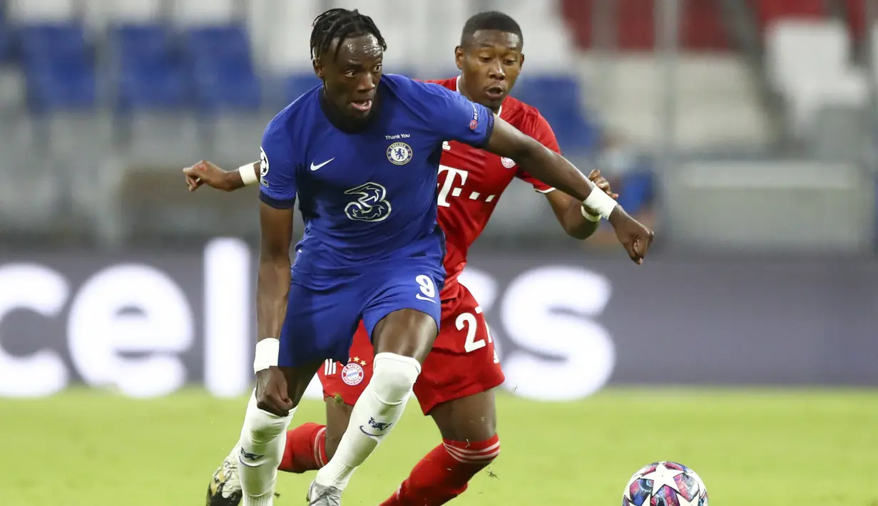 Penyerang Chelsea, Tammy Abraham membawa bola dari kawalan bek Bayern Munchen, David Alaba pada leg kedua babak 16 besar Liga Champions di Allianz Arena, Jerman (8/8/2020). Munchen menang 4-1 atas Chelsea dan melaju ke perempat final dengan aggregat skor 7-1. (AP Photo/Matthias Schrader)