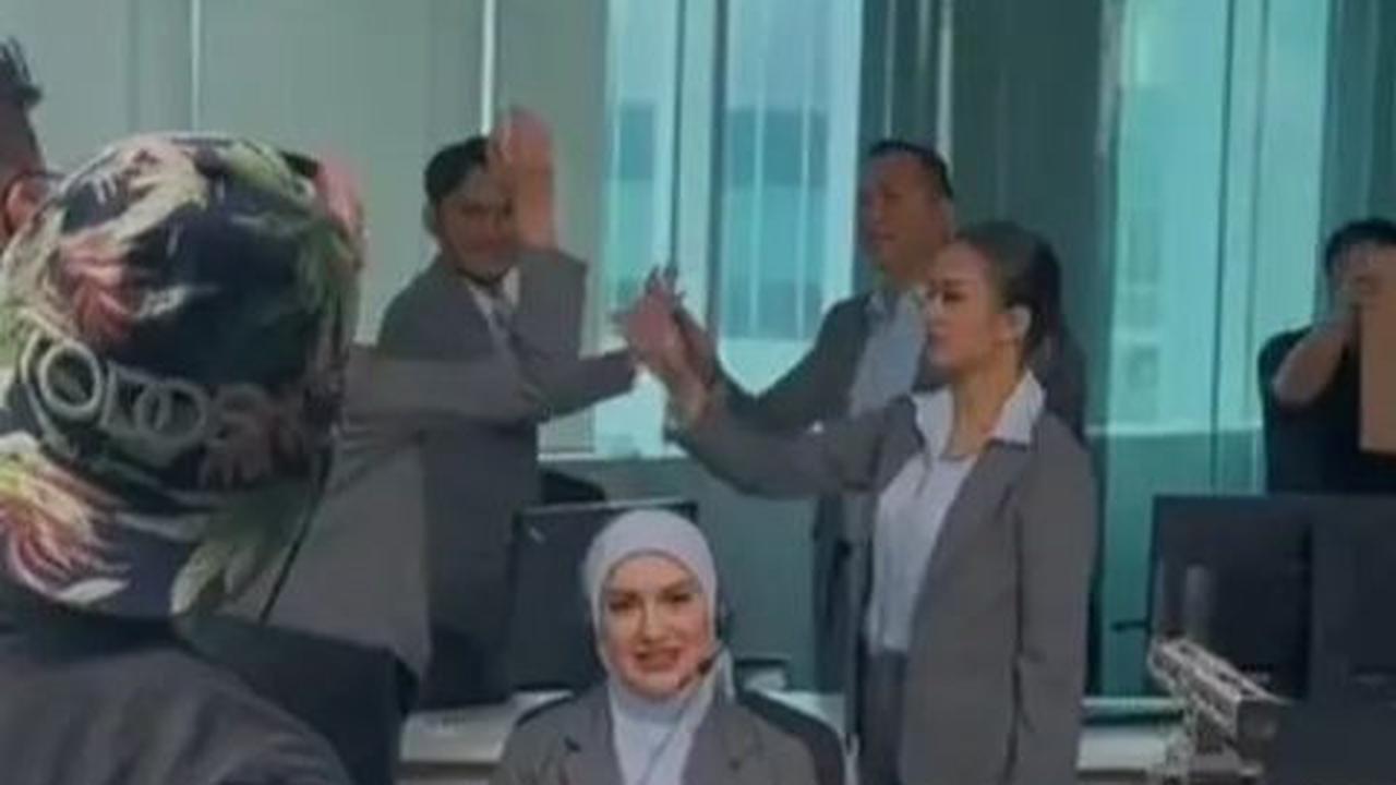 Di saat Ammar Zoni disibukkan dengan kasus penyalahgunaan narkoba ketiga kalinya, inilah momen Irish Bella bekerja.