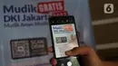 Warga saat mescan barcode untuk mudik gratis di Kantor Sudinhub Jakarta Selatan, Pancoran, Rabu (20/4/2022). Kuota tersebut, terdiri dari 11.680 kursi untuk arus mudik dan 8.000 kursi untuk arus balik. (Liputan6.com/Herman Zakharia)