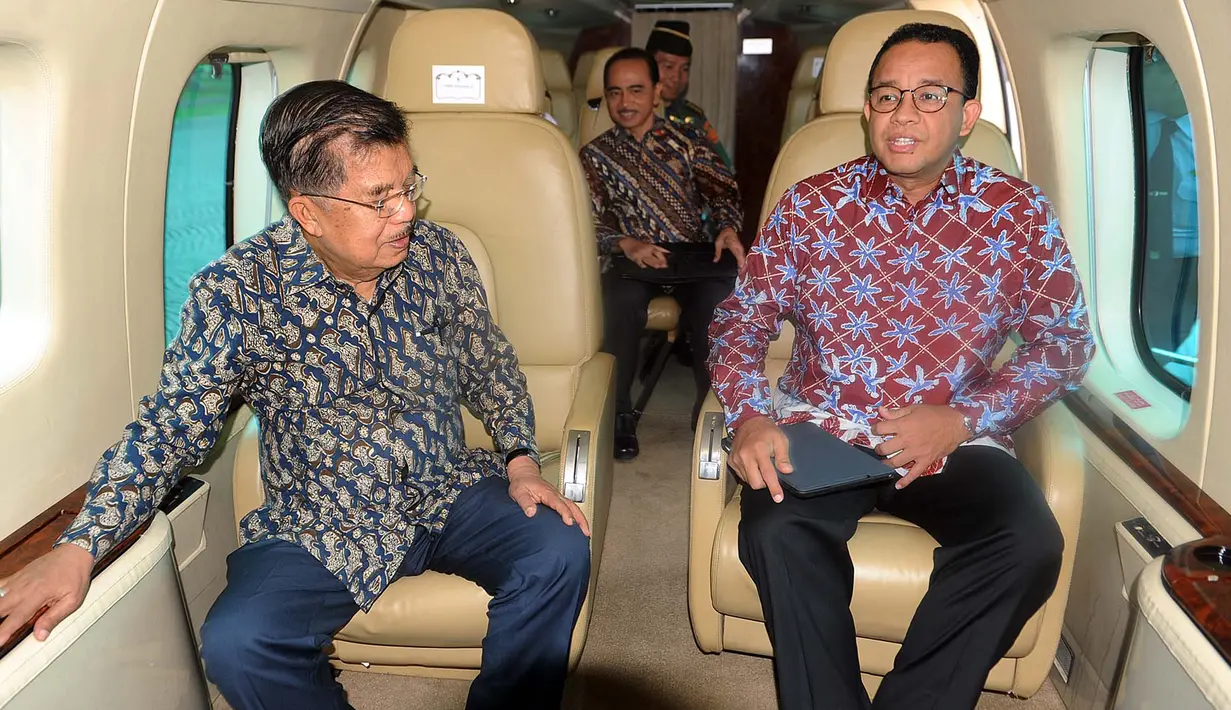 Wakil Presiden Jusuf Kalla (JK) bersama Gubernur DKI Jakarta Anies Baswedan meninjau sejumlah titik kemacetan Jabodetabek menggunakan Helikopter Super Puma dari lapangan helipad, Monas, Jakarta, Senin (28/1). (Liputan6.com/HO/TIM MEDIA WAPRES)