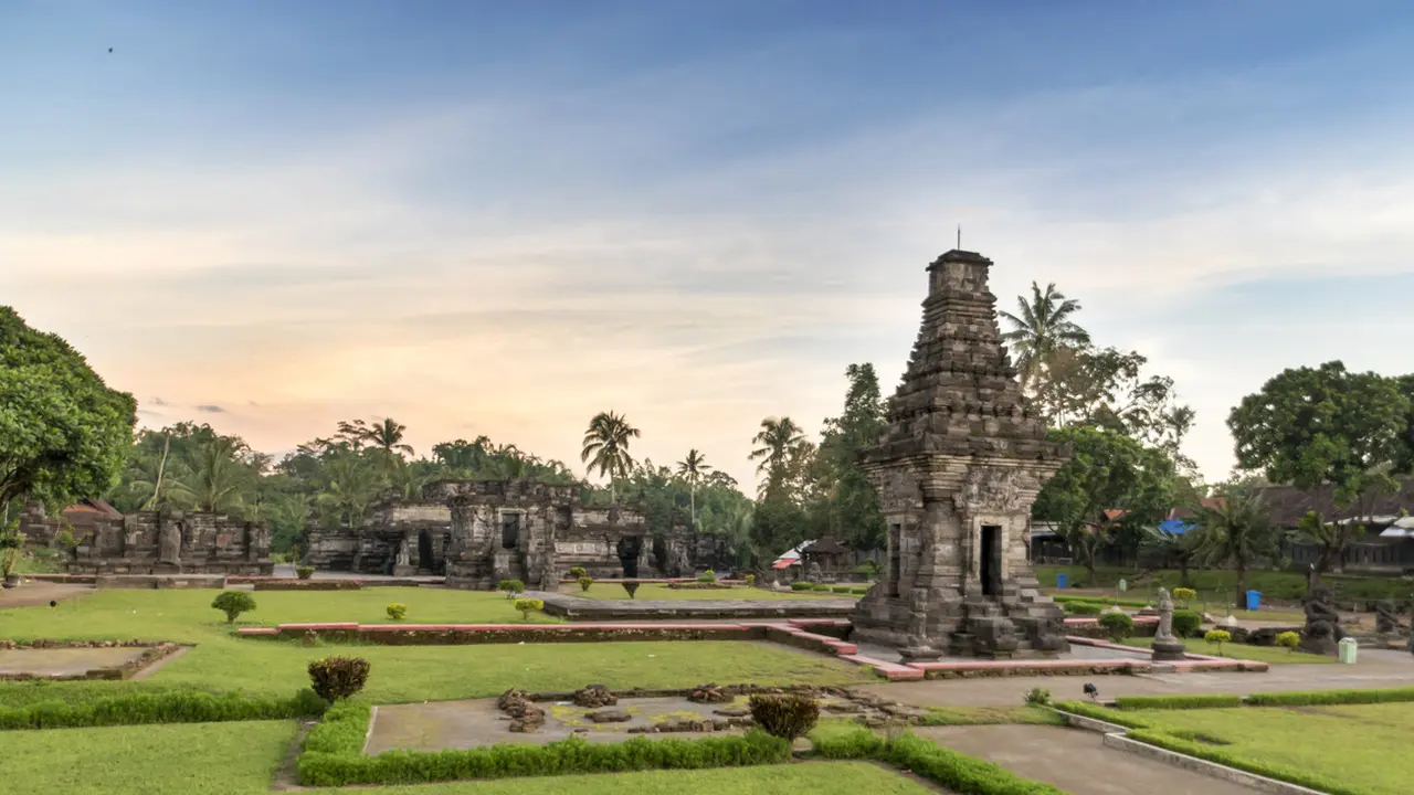 Mitos Ikan Lele Putih Penghuni Kolam di Candi Panataran