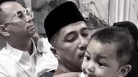 Momen haru Raffi Ahmad dan Irfan Hakim gendong bayi kembar Mpok Alpa di rumah duka. [IG: @raffinagita1717]