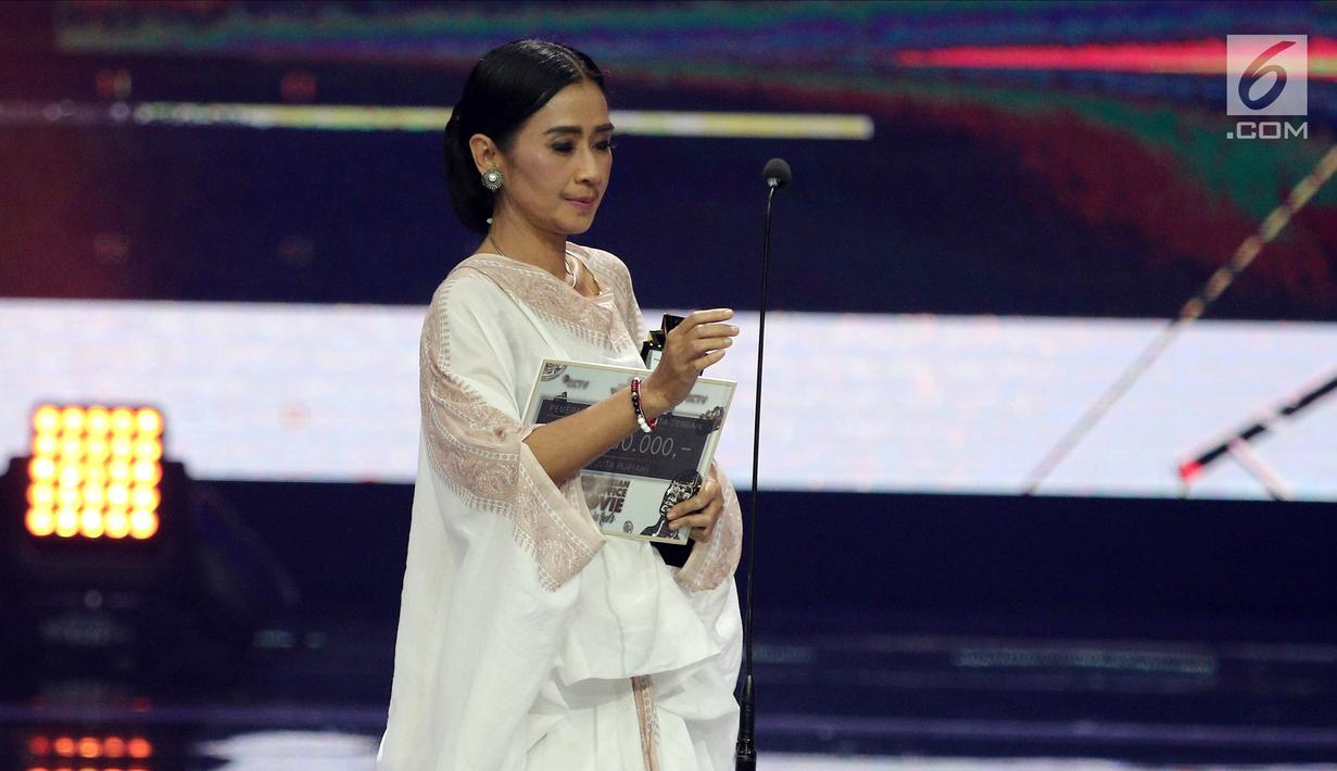 FOTO: Ayu Laksmi Gondol Penghargaan Pemeran Pendukung ...