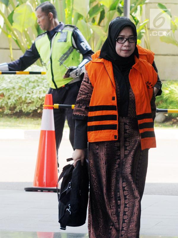 Tersangka anggota DPR Komisi VII Eni Saragih bersiap menjalani pemeriksaan di Gedung KPK, Jakarta, Rabu (5/9). Eni diduga menerima suap proyek pembangunan PLTU Riau-1. (Merdeka.com/Dwi Narwoko)