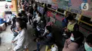 Pemudik menunggu pemberangkatan dari terminal bayangan yang ada di Pasar Jumat, Jakarta, Rabu (5/5/2021). Jelang pemberlakuan larangan mudik 2021 pada esok hari, sejumlah terminal bayangan di wilayah Jabodetabek dipadati para pemudik tujuan Pulau Jawa dan Sumatera. (merdeka.com/Arie Basuki)