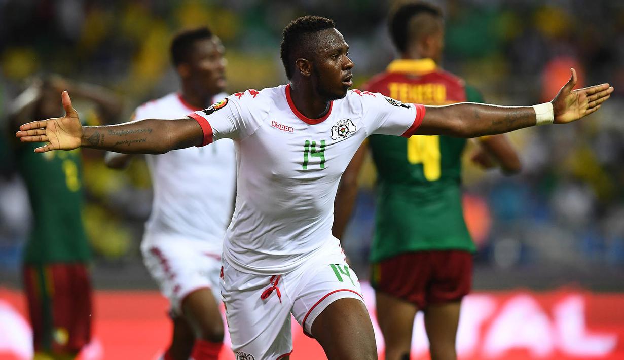 Bek Burkina Faso, Issoufou Dayo, merayakan gol yang dicetaknya ke gawang Kamerun. Burkina Faso akhirnya bisa menyamakan kedudukan menjadi 1-1 pada menit ke-75 setelah Dayo membobol gawang Kamerun. (AFP/Gabriel Bouys)
