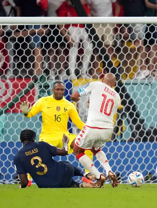 Pemain Tunisia Wahbi Khazri (kanan) mencetak gol ke gawang Prancis pada pertandingan sepak bola Grup D Piala Dunia 2022 di Stadion Education City, Al Rayyan, Qatar, 30 November 2022. Prancis menjuarai Grup D Piala Dunia 2022 meski kalah dari Tunisia 1-0. (AP Photo/Christophe Ena)