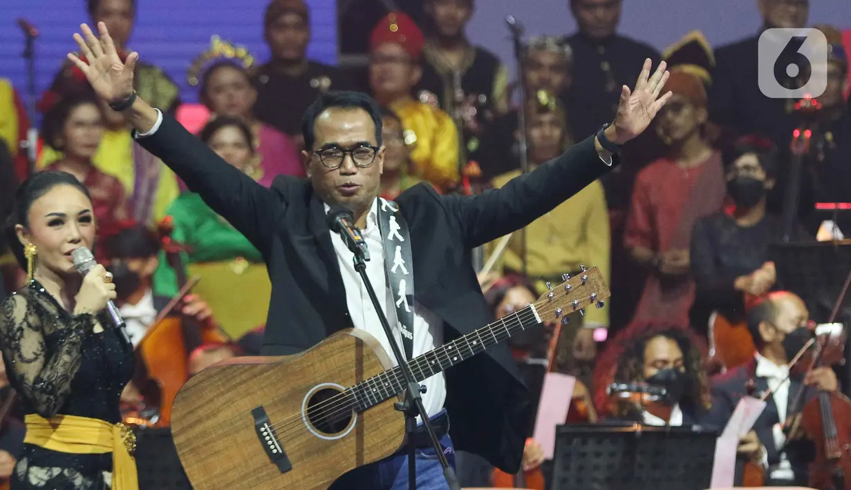 Menteri Perhubungan Budi Karya selaku gitar dan vokalis Elek Yo Band saat Konser Kebangsaan, Simfoni Insan Perhubungan, Bangkit Maju Bersama di Jakarta, Sabtu (6/8/2022). Konser Kebangsaan tersebut dalam rangka memeriahkan HUT RI ke-77 dan menyambut Hari Perhubungan Nasional (Harhubnas) ke-52, Kementerian Perhubungan. (Liputan6.com/Herman Zakharia)