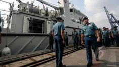 KSAL Laksamana TNI Ade Supandi (kanan) saat memimpin upacara penyambutan kedatangan KRI Rigel 933‎, di Dermaga JICT II, Pelabuhan Tanjung Priok, Jakarta, Jumat (15/5/2015). (Liputan6.com/Faizal Fanani) 