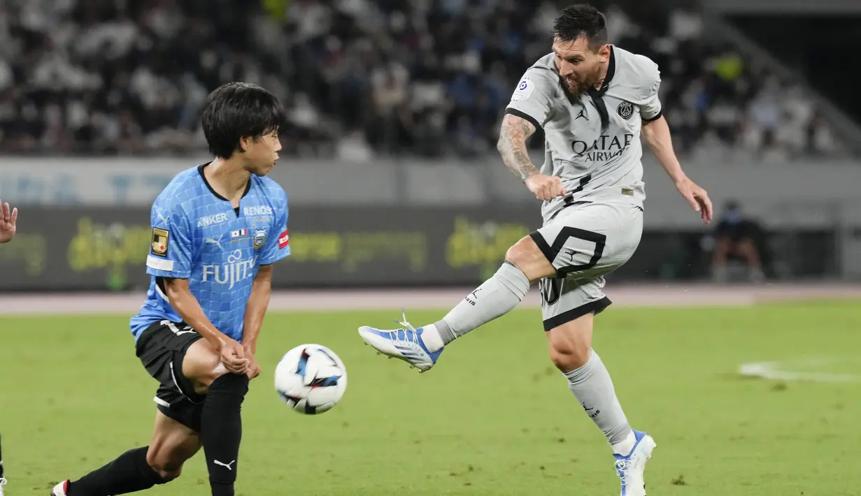 Berhadapan dengan Kawasaki Frontale, Les Parisien berhasil menang dengan skor 2-1. (AP/Eugene Hoshiko)