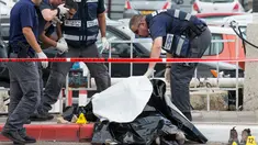 Polisi Israel memeriksa mayat pria Palestina yang ditembak mati usai menikam dua warga Israel di Tel Aviv, Kamis (8/10). Menurut juru bicara polisi Israel, pria Palestina itu menikam tentara wanita dengan obeng di Mulailah Street. (AFP PHOTO/JACK GUEZ)