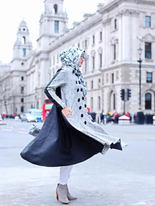 Karya rancangan ciptaan Dian Pelangi telah dilihat oleh dunia karena ketekunan dan perjalanan yang tidak mudah. (viainstagram@dianpelangi/Bintang.com)