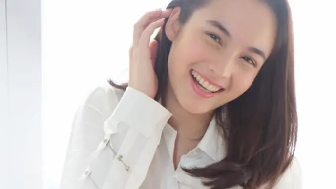 Selalu Terlihat Manis, Begini Polesan Makeup Chelsea Islan yang Simpel