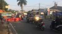 Tak Terlihat Penyekatan PPKM Level 4 di Pondok Gede Perbatasan Jakarta-Bekasi. (Liputan6.com/Muhammad Radityo Priyasmoro)