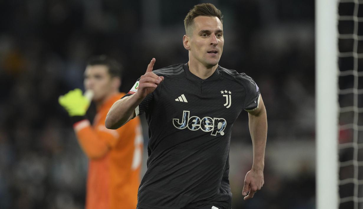 Pemain Juventus, Arkadiusz Milik, melakukan selebrasi setelah mencetak gol ke gawang Lazio pada laga semifinal Coppa Italia meski kalah dari Lazio di Stadion Olimpico, Roma, Rabu (24/2/2024). (AP Photo/Alfredo Falcone)