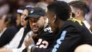 Neymar duduk di tepi lapangan dekat sesama bintang sepak bola Paul Pogba saat Heat menghadapi Nuggets di Game 3. (AP Photo/Wilfredo Lee)