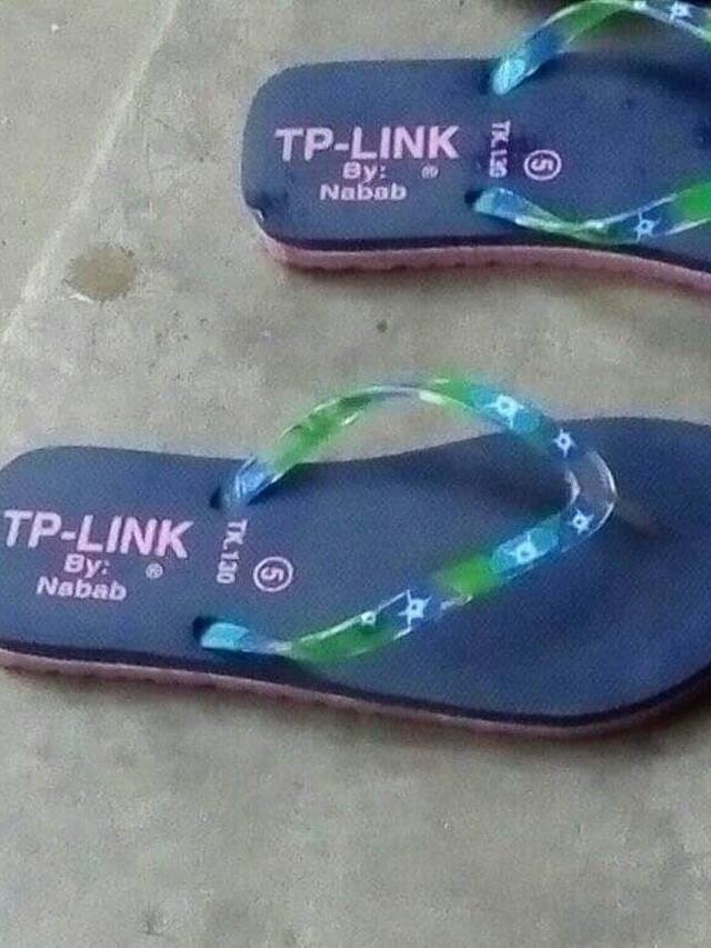 7 Potret Sandal dengan Merek Nyeleneh Ini Bikin Geleng Kepala