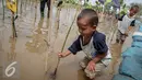 Siswa siswi mengangkat bibit mangrove untuk di tanam di Pesisir Pantai Muara Karang, Jakarta, Kamis (29/10). 5.000 bibit baru ditanam untuk memperkuat ekosistem yang telah dibangun dan memperbesar manfaat terhadap masyarakat. (Liputan6.com/Faizal Fanani)