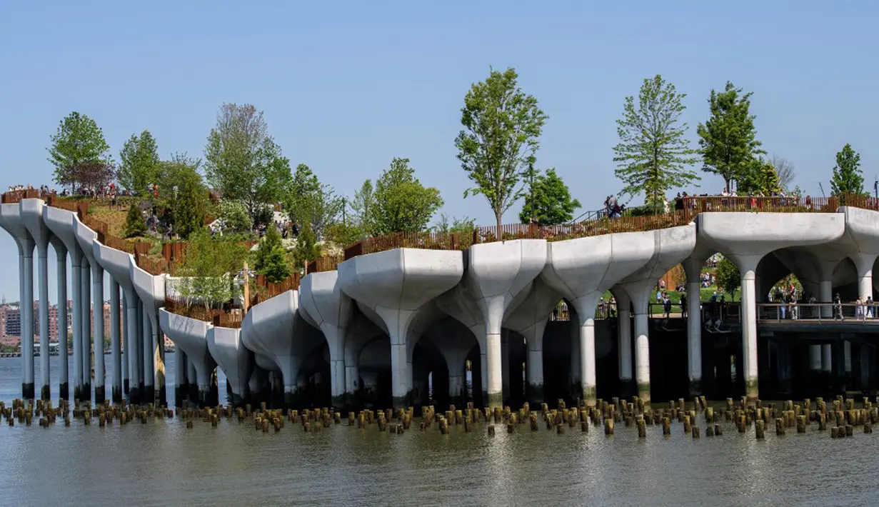 Pemandangan 'Pulau Kecil', taman umum baru dan gratis di Hudson River Park, New York City, Amerika Serikat, 21 Mei 2021. Sebanyak 132 tulip beton besar dipasang pada pilar di tepi Sungai Hudson untuk mengangkat 'Pulau Kecil'. (Angela Weiss/AFP)