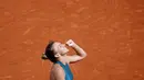 Kegembiraan Simona Halep saat kalahkan Sloane Stephens pada final Prancis Terbuka 2018 di Roland Garros stadium, Paris, Prancis, (9/6/2018). Simona menang 3-6, 6-4, 6-1. (AP/Christophe Ena)