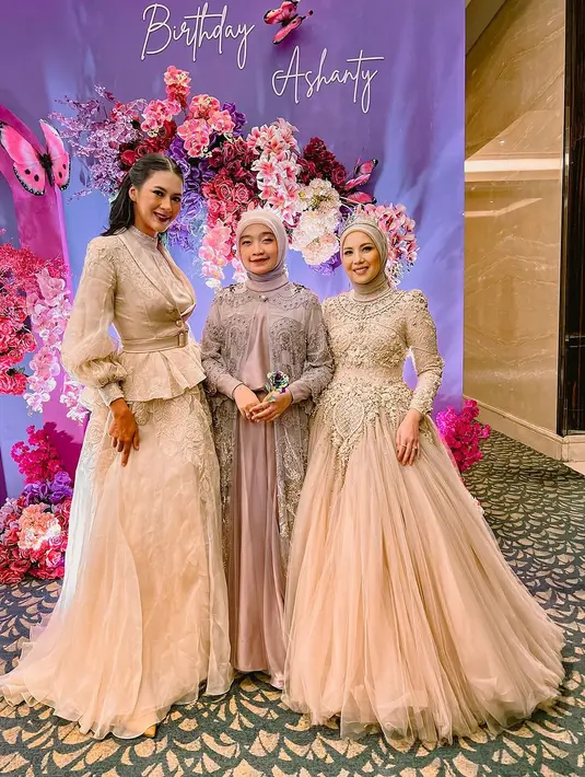 Tya Ariestya jadi princess versi hijab yang cantik. Ia kenakan gaun brukat dengan rok maxi tulle yang menawan [@tya_ariestya]