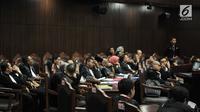 Kuasa hukum pihak pemohon saat mengikuti sidang perdana sengketa Pemilu Legislatif 2019 di Gedung Mahkamah Konstitusi (MK), Jakarta, Selasa (9/7/2019). Dari 340 permohonan gugatan Pileg 2019 hanya 260 perkara yang teregistrasi, 250 gugatan Pileg dan 10 gugatan DPD. (merdeka.com/Iqbal Nugroho)