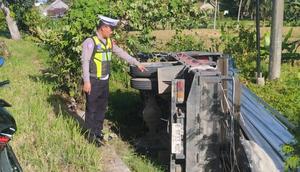 Polisi olah TKP kecelakaan maut menewaskan mantan kepala sekolah di Lampung Selatan (Istimewa)