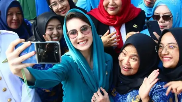 Arumi Bachsin cantik dengan kerudung (Instagram/arumibachsin_94)