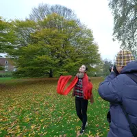 Michelle Ziudith tak mau melewatkan mengabadikan momen di salah satu taman di daerah Oxford. (foto: dok Screenplay Productions)