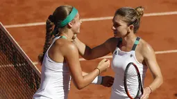 Simona Halep (kanan) memberikan ucapan selamat kepada Jelena Ostapenko usai laga Final Prancis Terbuka 2017 di Roland Garros, Paris, (10/6/2017). Ostapenko menang 4-6, 6-4, 6-3. (AP/Petr David Josek)