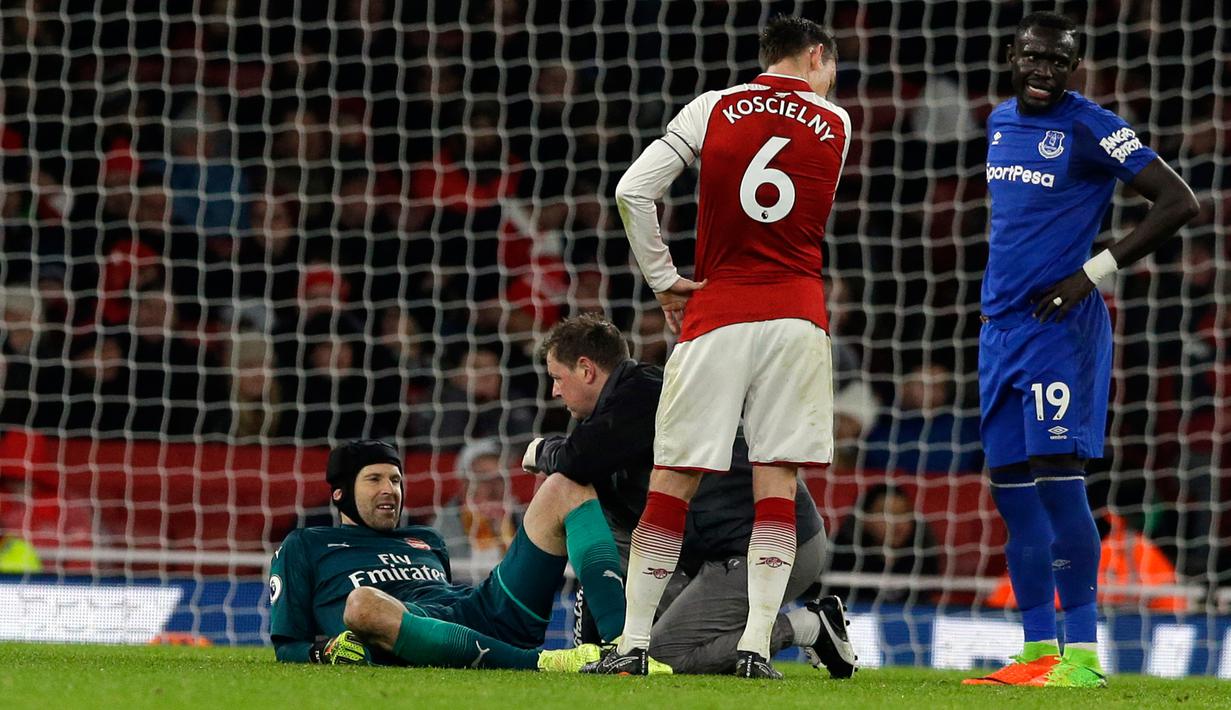 Kiper Arsenal Petr Cech mendapat perawatan medis saat melawan Everton dalam pertandingan Liga Inggris di Stadion Emirates, London (3/2). (AP Photo / Alastair Grant)