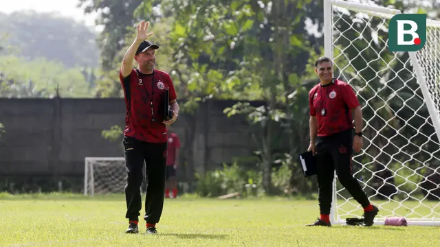 Pelatih Persija Thomas Doll, memimpin sesi latihan di Lapangan Nirwana Park, Bojongsari, Depok, Rabu (25/5/2022). (Bola.com/M Iqbal Ichsan)