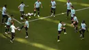 Para pemain Portugal melakukan pemanasan selama sesi latihan di arena stadium di Munich, Jumat (18/6/2021). Portugal akan bertanding melawan Jerman pada grup F Euro 2020 di Allianz Arena. (Matthias Hangst/Pool via AP)