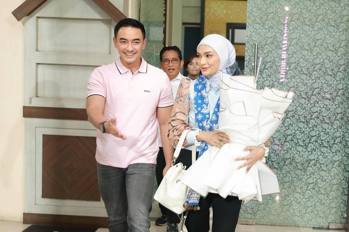 Potret Zumi Zola Sambut Kedatangan Putri Zulkifli Hasan di Jambi, Cium Tangan Saat Bertemu - Pacaran?