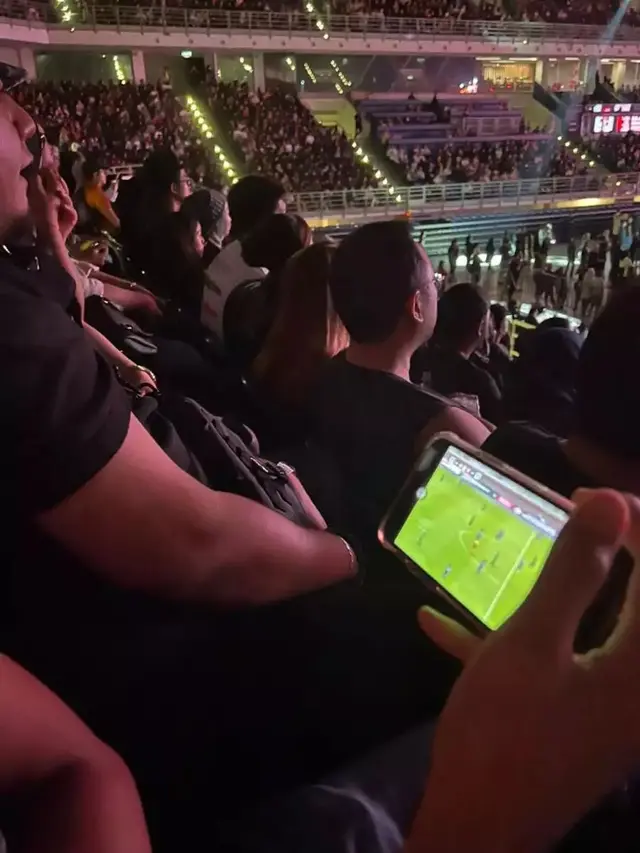 8 Potret Kelakuan Absurd Orang Saat Nonton Konser Ini Bikin Geleng Kepala