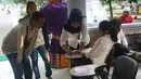 Petugas mendata pengunjung yang membuat laporan di pusat informasi Taman Margasatwa Ragunan, Jakarta, Kamis (6/6/2019). Kurangnya pengawasan serta mawas diri, membuat banyak pengunjung yang memadati pusat informasi untuk mencari anggota keluarga serta barang berharga (Liputan6.com/Immanuel Antonius)
